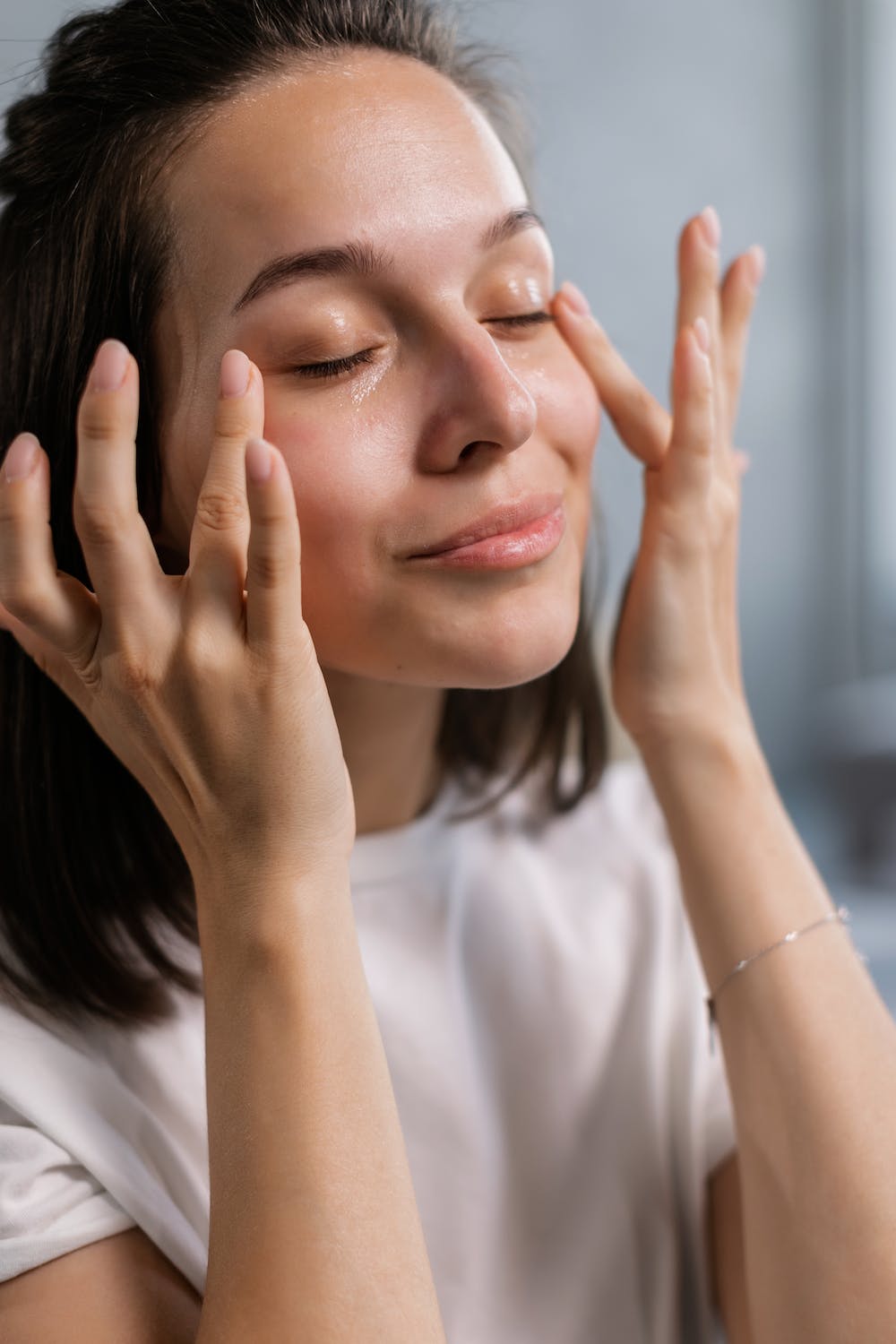 Le regard de la jeunesse: le traitement du contour des yeux